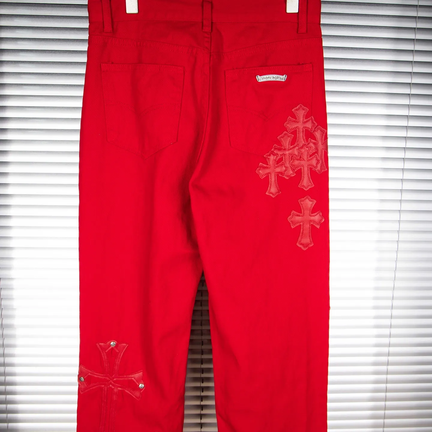 P260 CHROME HEARTS 25ss dopamine Chinese red cross leather washed jeans - Full of exploring the ultimate in fashion, Chrome Hearts' new Chrome Hearts pants not only present a unique style, but the fresh ice blue color looks particularly youthful and energetic. The mid-high waist design is paired with a lazy and casual style, which not only shows long legs but also maintains a casual feel. It is a must-have fashion choice for trendy men and trendy women. Style No.: 1789 Color: Dopamine Red Size: 28 30 32 34